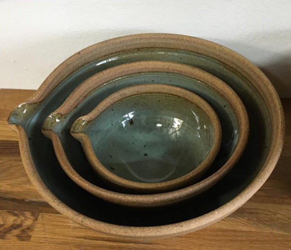 Nest of pouring bowl